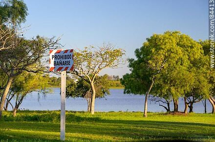 Parque frente a la costa del río Uruguay. Prohibido bañarse - Departamento de Salto - URUGUAY. Foto No. 84413