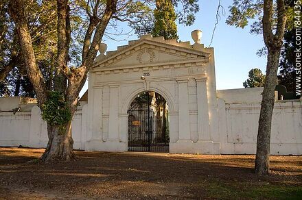 Entrance to Villa Constitución cemetery - Department of Salto - URUGUAY. Photo #84435