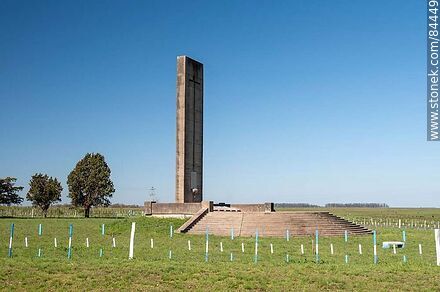 Monumento que recuerda la tragedia aérea de Itacumbú en el cruce de la ruta 30 y el ramal 30 de la ruta 3 hacia Tomás Gomensoro - Departamento de Artigas - URUGUAY. Foto No. 84449