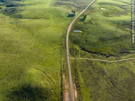 Vista aérea de la ruta 29 y la superficie ondulada del terreno - Departamento de Rivera - URUGUAY. Foto No. 84495