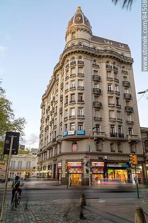 Palacio Montero en la Avenida 18 de Julio - Departamento de Montevideo - URUGUAY. Foto No. 84508