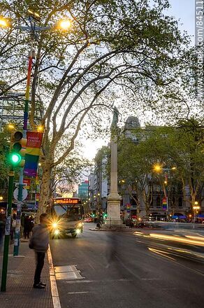 Avenida 18 de Julio. Estatua de la Libertad - Departamento de Montevideo - URUGUAY. Foto No. 84511
