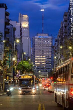 Avenida 18 de Julio. Torre el Gaucho. Estela de luces que deja el tránsito al anochecer. La luna llena - Departamento de Montevideo - URUGUAY. Foto No. 84528