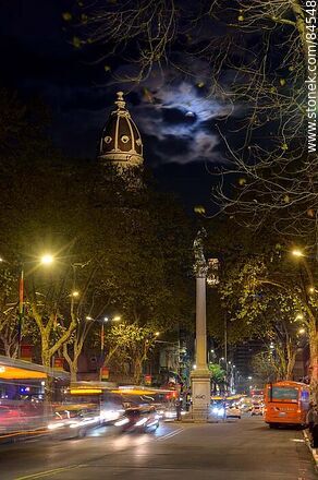 La plaza Cagancha en la noche, estatua de la Libertad, palacio Montero frente a la luna llena - Departamento de Montevideo - URUGUAY. Foto No. 84548