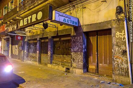 Antigua peletería Metro - Departamento de Montevideo - URUGUAY. Foto No. 84501