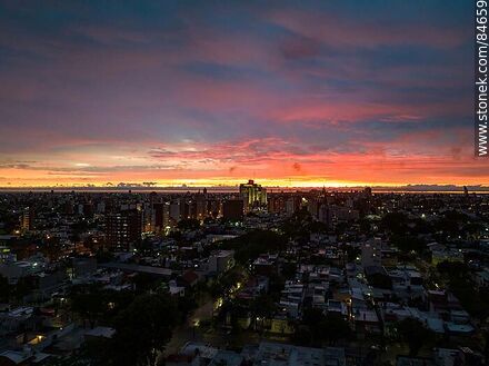 Vista aérea de Montevideo al anochecer cuando se va la tormenta. Hospital de Clínicas - Departamento de Montevideo - URUGUAY. Foto No. 84659