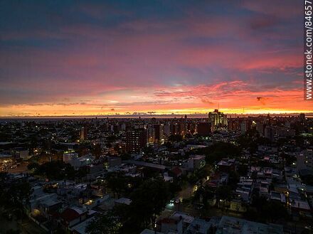 Vista aérea de Montevideo al anochecer cuando se va la tormenta. Hospital de Clínicas - Departamento de Montevideo - URUGUAY. Foto No. 84657