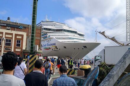 Turistas del crucero Costa Fascinosa - Department of Montevideo - URUGUAY. Photo #84668