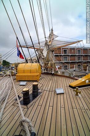 Deck of the Italian training ship and sailing ship Amerigo Vespucci - Department of Montevideo - URUGUAY. Photo #84720