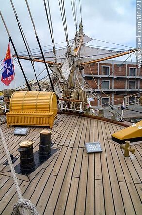 Deck of the Italian training ship and sailing ship Amerigo Vespucci - Department of Montevideo - URUGUAY. Photo #84721