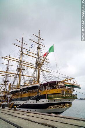 Popa del buque escuela y velero italiano Amerigo Vespucci en Montevideo - Departamento de Montevideo - URUGUAY. Foto No. 84735