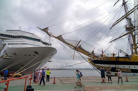 Buques italianos, escuela y velero Amerigo Vespucci y el crucero Costa Fascinosa. Proas - Department of Montevideo - URUGUAY. Photo #84748
