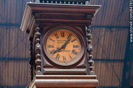 Old clock in the Mercado del Puerto - Department of Montevideo - URUGUAY. Photo #84781