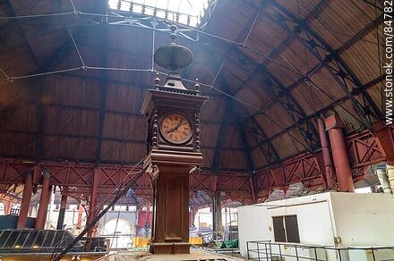 Old clock in the Mercado del Puerto - Department of Montevideo - URUGUAY. Photo #84782