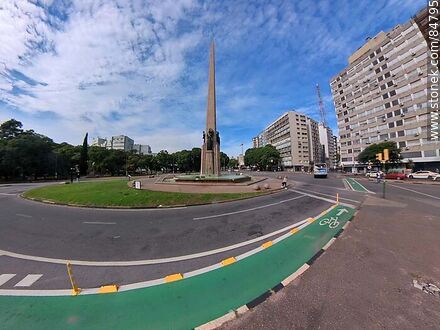 El Obelisco a los Constituyentes en Bulevar Artigas, Av. 18 de Julio y Av. Luis Morquio - Departamento de Montevideo - URUGUAY. Foto No. 84795