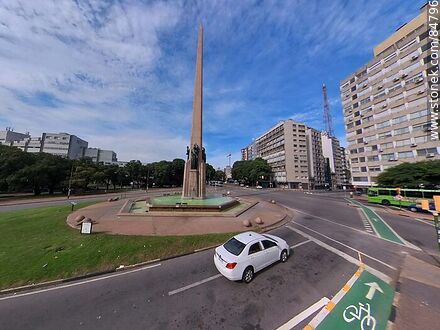 Obelisco a los Constituyentes on Bulevar Artigas, 18 de Julio Ave. and Luis Morquio Ave. - Department of Montevideo - URUGUAY. Photo #84796