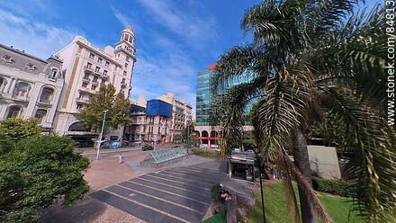 Plaza Fabini frente a la Av. 18 de Julio - Departamento de Montevideo - URUGUAY. Foto No. 84813