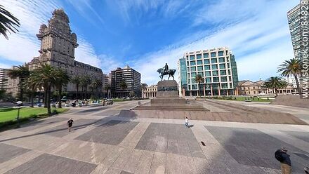 Estatua y mausoleo de Artigas en la plaza Independencia - Departamento de Montevideo - URUGUAY. Foto No. 84828