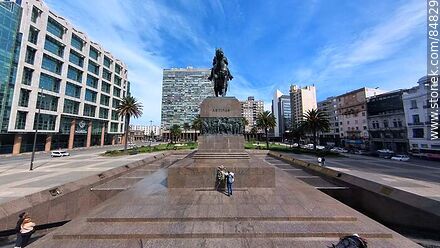 Estatua y mausoleo de Artigas en la plaza Independencia - Departamento de Montevideo - URUGUAY. Foto No. 84829