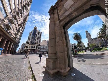 Puerta de la Ciudadela, plaza Independencia y el Palacio Salvo - Departamento de Montevideo - URUGUAY. Foto No. 84816