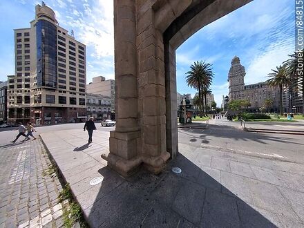 Puerta de la Ciudadela, plaza Independencia y el Palacio Salvo - Departamento de Montevideo - URUGUAY. Foto No. 84815