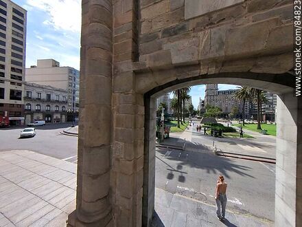 Puerta de la Ciudadela y la plaza Independencia - Departamento de Montevideo - URUGUAY. Foto No. 84823