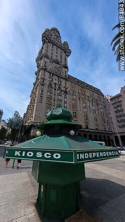 Antiguo quiosco en la Plaza Independencia - Departamento de Montevideo - URUGUAY. Foto No. 84843