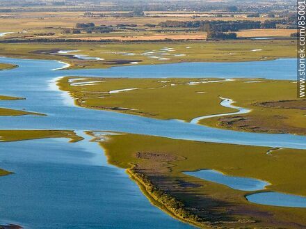 Vista aérea de humedales del arroyo Maldonado - Punta del Este y balnearios cercanos - URUGUAY. Foto No. 85001