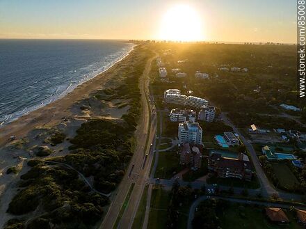 Aerial view of the Batlle Pacheco promenade with the sun in front of it. - Punta del Este and its near resorts - URUGUAY. Photo #85008