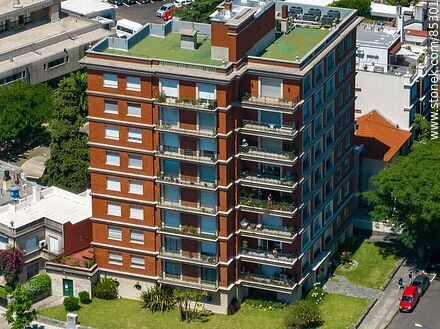 Vista aérea del edificio de la esquina de las calle Somme y Lord Ponsomby - Departamento de Montevideo - URUGUAY. Foto No. 85301