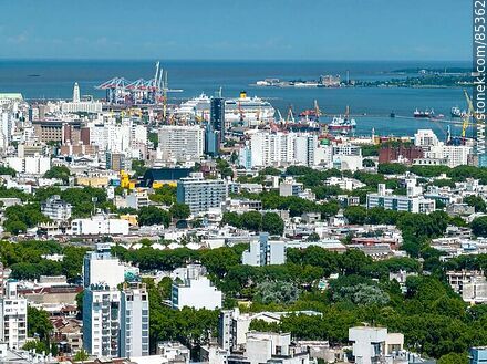 Vista aérea de edificios de la ciudad de Montevideo con fondo el Río de la Plata, frigorífico Swift - Department of Montevideo - URUGUAY. Photo #85362