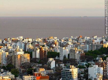 Vista aérea de edificios de Pocitos al atardecer con el fondo del Río de la Plata - Departamento de Montevideo - URUGUAY. Foto No. 85370