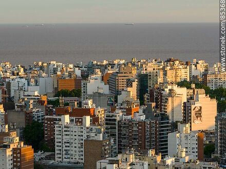 Vista aérea de edificios de Pocitos al atardecer con el fondo del Río de la Plata - Departamento de Montevideo - URUGUAY. Foto No. 85368