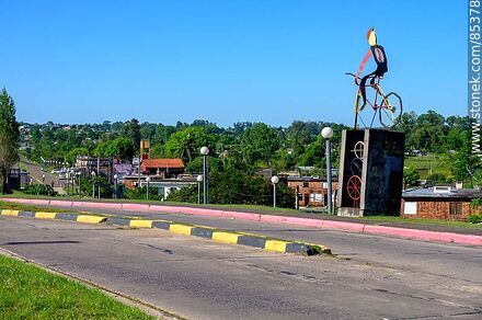 Escultura de un ciclista - Departamento de Artigas - URUGUAY. Foto No. 85378