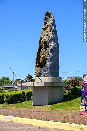 Giant amethyst exposed to the elements in a traffic circle - Artigas - URUGUAY. Photo #85379