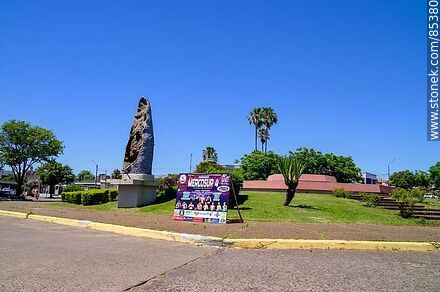 Giant amethyst exposed to the elements in a traffic circle - Artigas - URUGUAY. Photo #85380