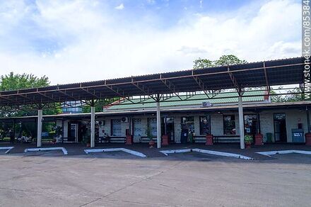 Terminal de ómnibus de Artigas emplazada en la antigua estación de ferrocarril - Departamento de Artigas - URUGUAY. Foto No. 85384