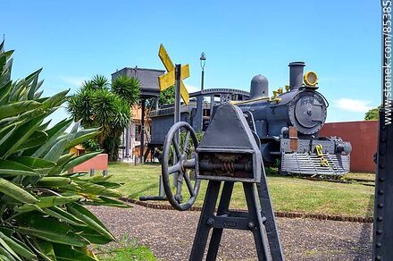 Square in front of the bus terminal Old steam locomotive - Artigas - URUGUAY. Photo #85385