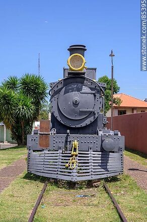 Plaza frente a la terminal de ómnibus. Antigua locomotora a vapor - Departamento de Artigas - URUGUAY. Foto No. 85395