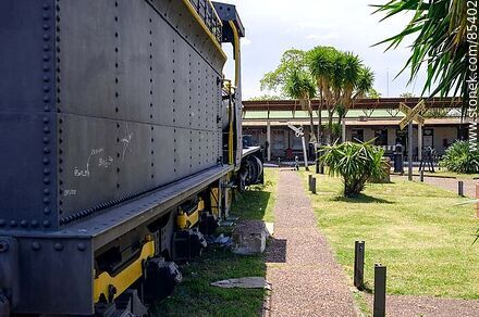 Plaza frente a la terminal de ómnibus. Antigua locomotora a vapor - Departamento de Artigas - URUGUAY. Foto No. 85402