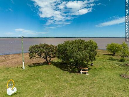 Vista aérea de Belén a orillas del río Uruguay - Departamento de Salto - URUGUAY. Foto No. 85458
