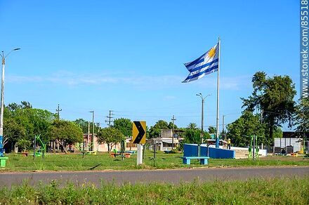 Uruguayan flag at the traffic circle of route 3 and artigas avenue. - Artigas - URUGUAY. Photo #85518