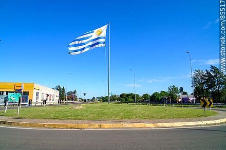 Bandera uruguaya en la rotonda de la ruta 3 y la avenida rtigas - Departamento de Artigas - URUGUAY. Foto No. 85517