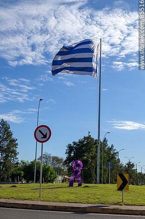 Bandera uruguaya en la rotonda de la ruta 3 y la avenida Artigas - Departamento de Artigas - URUGUAY. Foto No. 85516