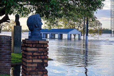 Zona inundada frente al puerto y a la Prefectura Naval - Departamento de Artigas - URUGUAY. Foto No. 85550