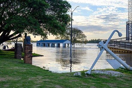 Zona inundada frente al puerto y a la Prefectura Naval - Departamento de Artigas - URUGUAY. Foto No. 85547