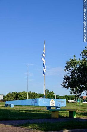 Bandera uruguaya en la plaza Misiones Orientales - Departamento de Artigas - URUGUAY. Foto No. 85515