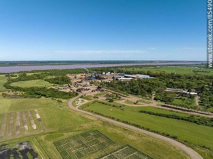 Vista aérea de campos y plantas de ALUR y CALNU - Departamento de Artigas - URUGUAY. Foto No. 85490
