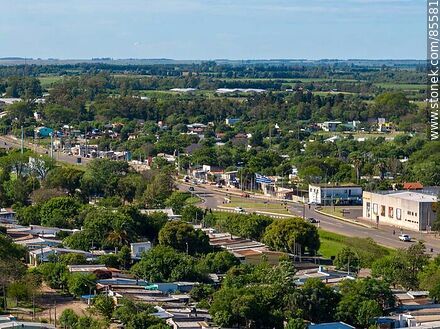 Vista aérea de la ciudad de Bella Unión. Rotonda de la ruta 3 y la Avenida Artigas. Bandera uruguaya - Departamento de Artigas - URUGUAY. Foto No. 85581