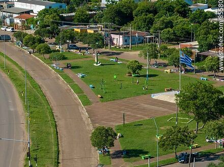 Vista aérea de la bandera uruguaya en la plaza Misiones Orientales - Artigas - URUGUAY. Photo #85580